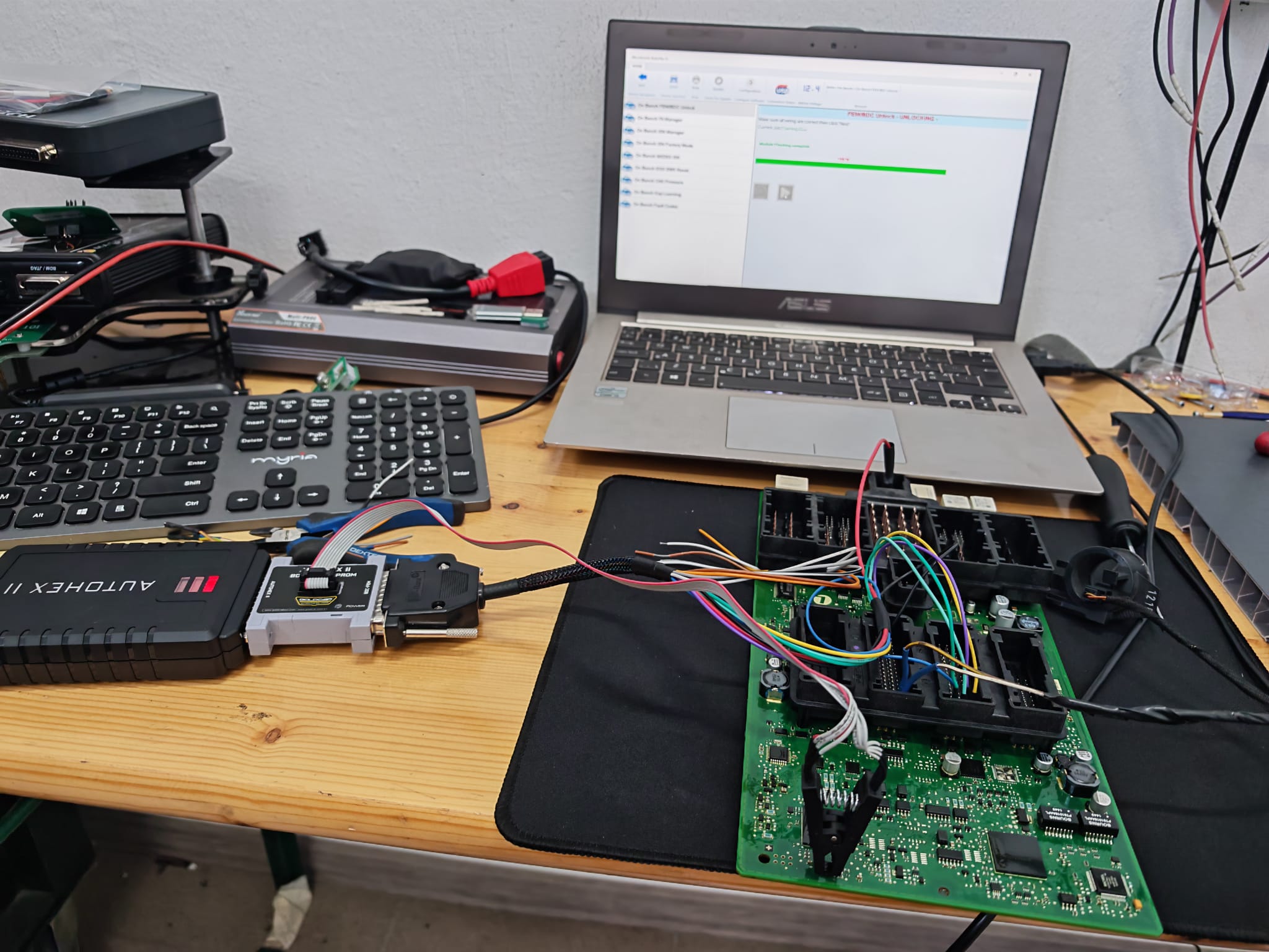 Bancul de programare module, cu Autohex II și interfețe BDM