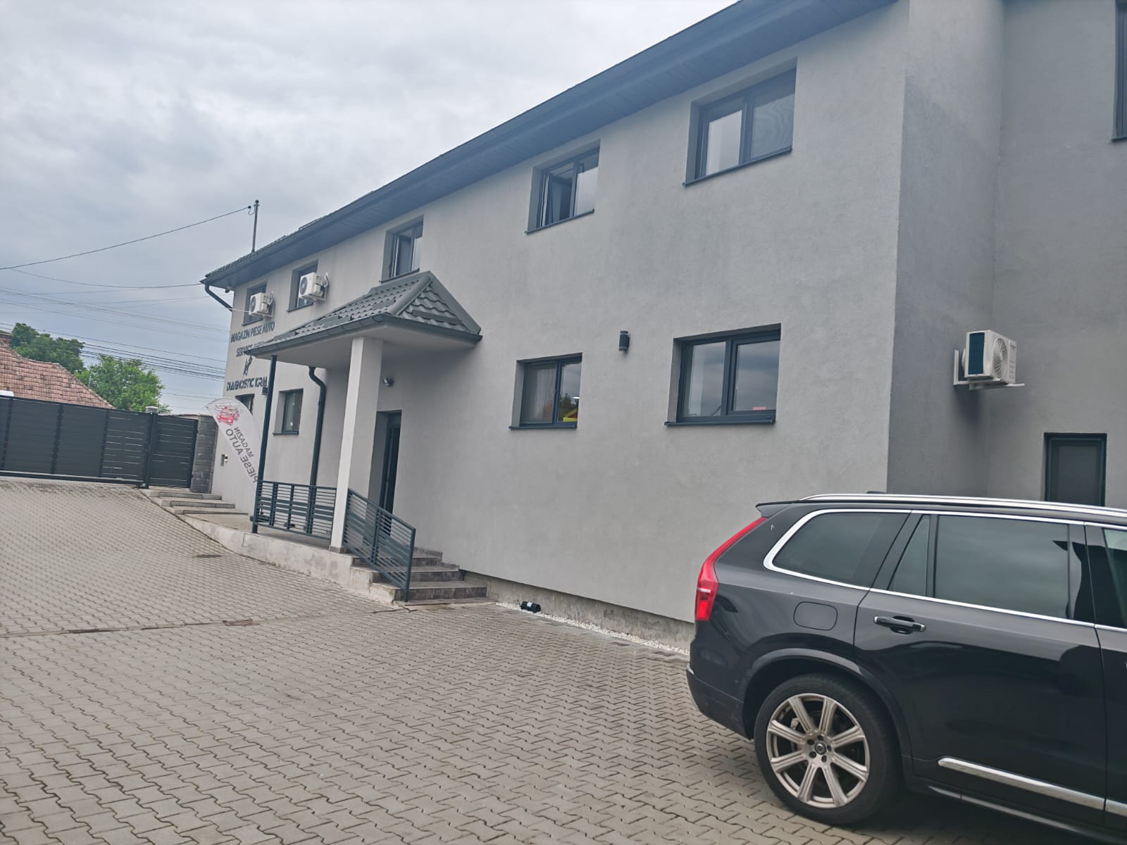 Latura clădirii și accesul spre birouri