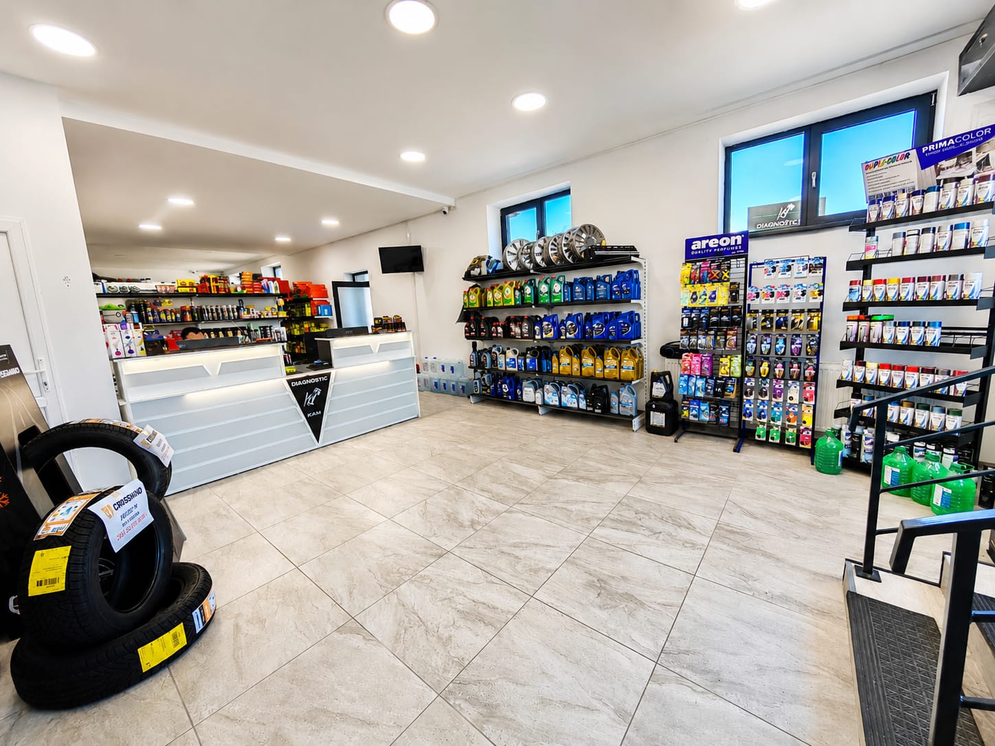 Interiorul magazinului de piese auto