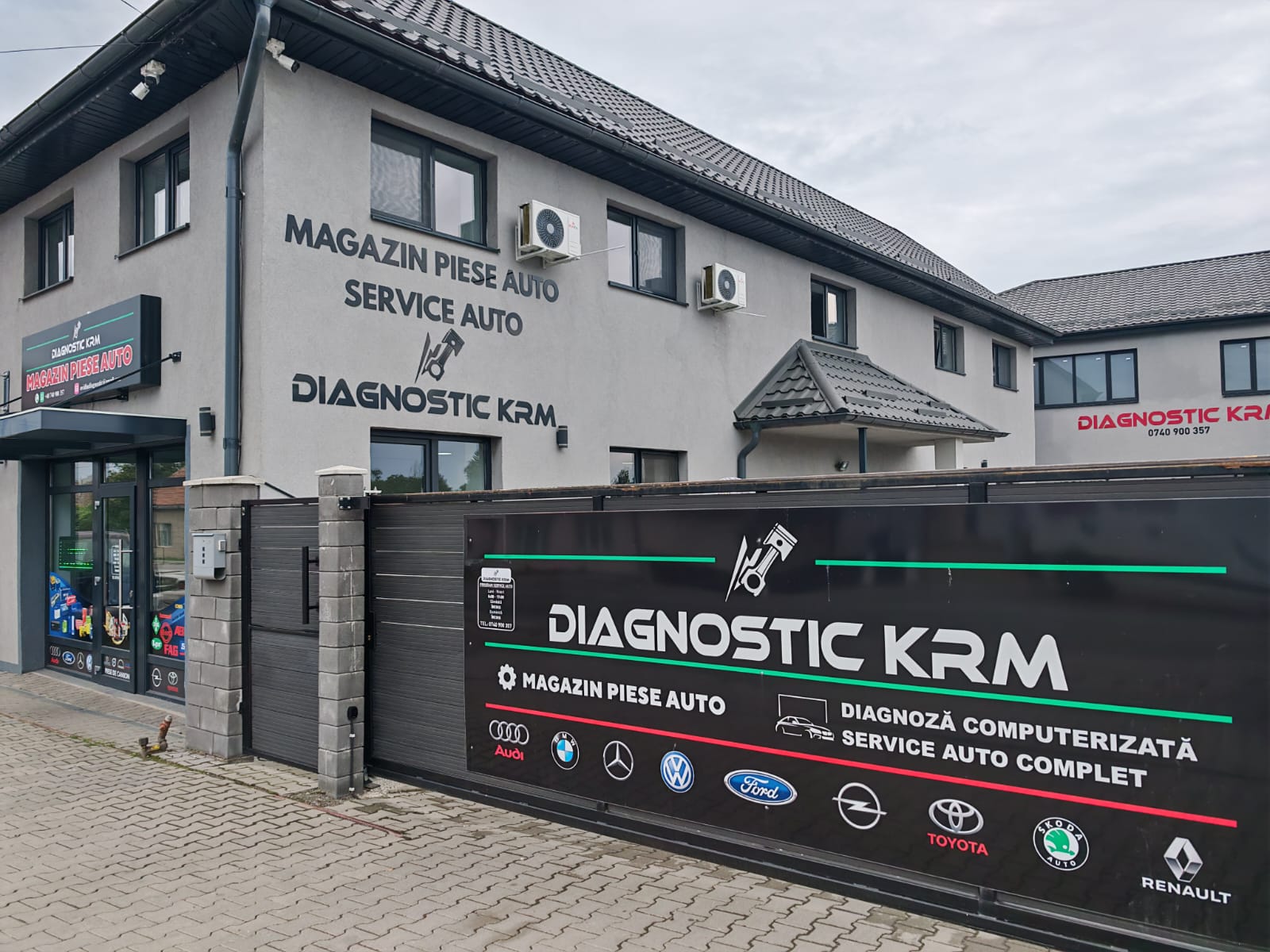 Magazinul de piese auto, văzut dinspre stradă